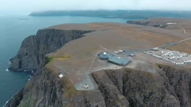 Nagrania lotnicze z północnego wybrzeża Morza Barentsa (Nordkapp) w północnej Norwegii. — Wideo stockowe