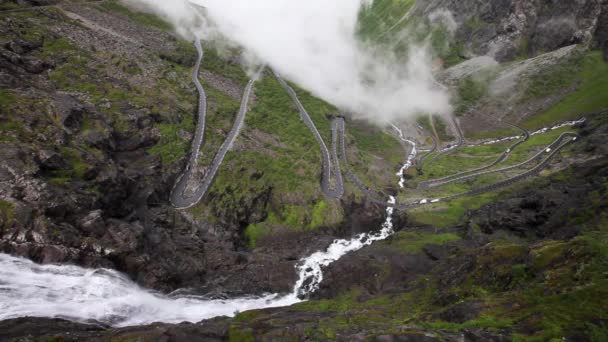 Trollí stezka Trollstigen nebo Trollstigveien klikatá horská cesta v Norsku. — Stock video