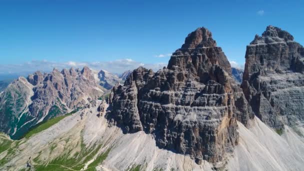 Parque Nacional de la Naturaleza Tre Cime En los Alpes Dolomitas. Hermosa naturaleza de Italia. Vuelos aéreos de aviones no tripulados FPV — Vídeo de stock