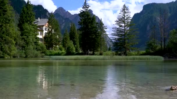 Lago Dobbiaco nas Dolomitas, bela natureza Itália paisagem natural Alpes . — Vídeo de Stock