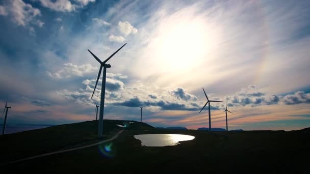Windmühlen zur Stromerzeugung. Arctic View Windmühlenpark Havoygavelen, Havoysund, Nordnorwegen Luftaufnahmen. — Stockvideo