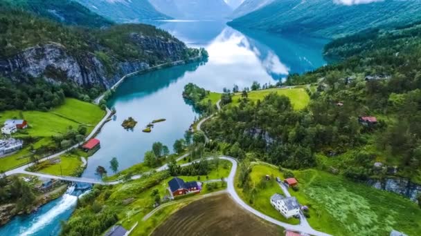 Όμορφη φύση Νορβηγία φυσικό τοπίο. Εναέρια πλάνα lovatnet λίμνη. — Αρχείο Βίντεο