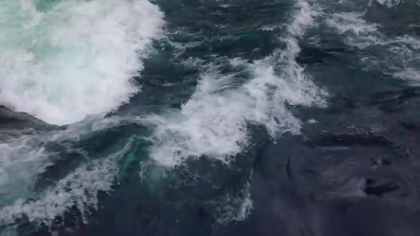 Eau de rivière de montagne au ralenti gros plan. Norvège Belle nature . — Video