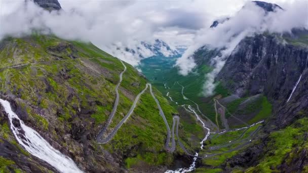 Trollstigen eller Trollstigveien slingrande fjällväg i Norge. — Stockvideo