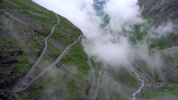 Troll-útvonal Trollstigen vagy Trollstigveien kanyargós hegyi út Norvégiában. — Stock videók