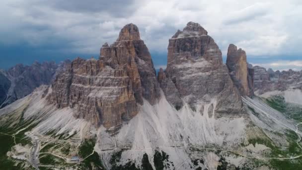 Parque Natural Nacional Tre Cime Nos Alpes das Dolomitas. Bela natureza da Itália. Voos aéreos de drones FPV ao pôr-do-sol — Vídeo de Stock