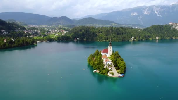 Slovenia - Utsikt fra luften - Lake Bled. Flyfoto av FPV-droner. Slovenia vakre naturslott Blå . – stockvideo