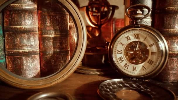 Stary zegarek kieszonkowy Vintage martwa natura — Wideo stockowe