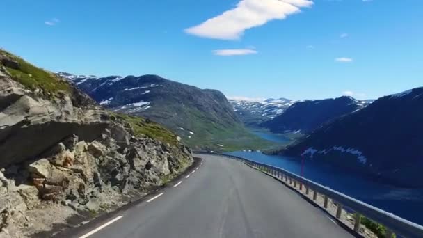 ノルウェーの道路で車を運転する — ストック動画