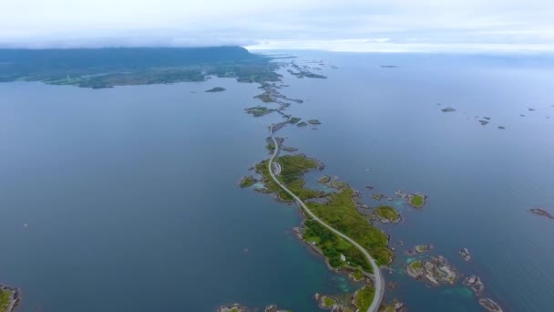 Vista aérea Atlantic Ocean Road o Atlantic Road (Atlanterhavsveien) ha sido galardonado con el título de (Norwegian Construction of the Century). La carretera clasificada como Ruta Turística Nacional . — Vídeos de Stock