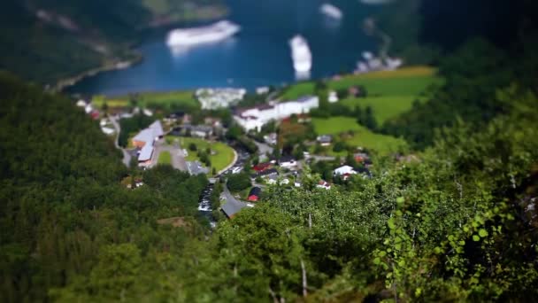 Lente de deslocamento de inclinação - Fiorde de Geiranger, bela natureza Noruega. É um ramo de 15 quilômetros (9.3 mi) de comprimento fora do Sunnylvsfjorden, que é um ramo fora do Storfjorden (Great Fjord). — Vídeo de Stock