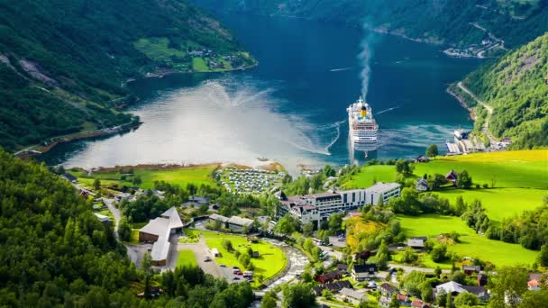 Geiranger fjord, Norsko. Je to 15 kilometrů dlouhá větev od Sunnylvsfjorden, která je větev mimo Storfjorden (Great Fjord). — Stock video