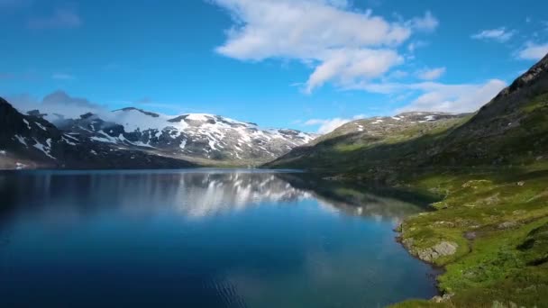 Filmagem aérea Beautiful Nature Norway. Voando sobre os lagos e fiordes. Vista da vista do pássaro-olho . — Vídeo de Stock