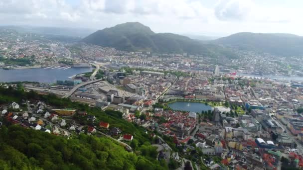 卑尔根是挪威西海岸Hordaland的一个城市和自治市。卑尔根是挪威第二大城市。从鸟儿飞行的高度看风景.FPV无人驾驶飞机空中飞行. — 图库视频影像