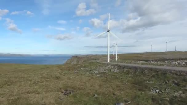 Vindkraftverk för elproduktion. Arctic View Havoygavelen väderkvarnspark, Havoysund, Nordnorge Flygbilder. — Stockvideo