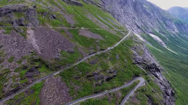 Trollveien Trollstigen eller Trollstigveien som vikler fjellveien i Norge. Opptak fra luften – stockvideo