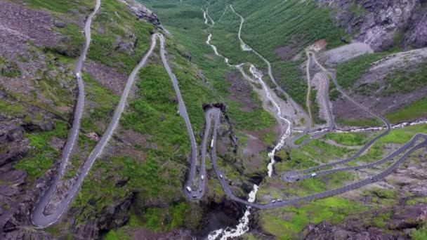 Trollí stezka Trollstigen nebo Trollstigveien vinoucí se horská cesta v Norsku. Letecký záznam — Stock video