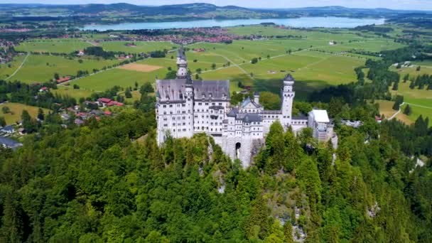 Castello di Neuschwanstein Alpi Bavaresi Germania. Voli aerei con drone FPV. — Video Stock