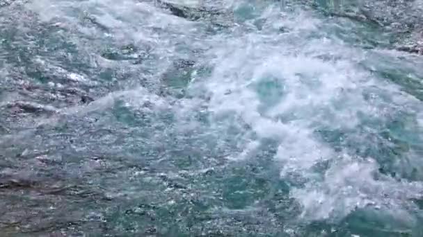 Mountain flod vatten med slow motion närbild — Stockvideo