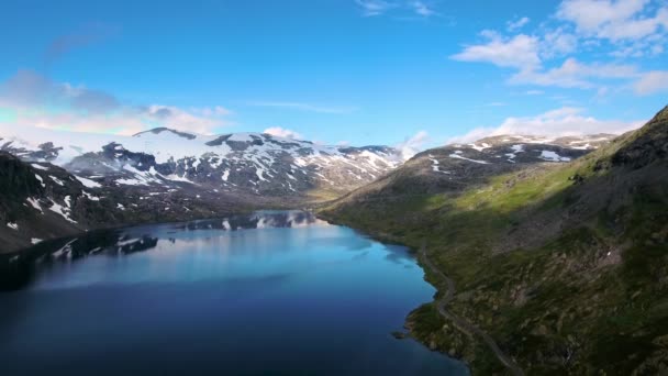 Luchtfoto 's Prachtige Natuur Noorwegen. Over de meren en fjorden vliegen.Uitzicht vanuit vogelperspectief. — Stockvideo