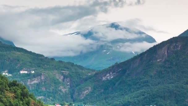 Timelapse, fiordo di Geiranger, Norvegia. Si tratta di un ramo lungo 15 chilometri al largo del Sunnylvsfjorden, che è un ramo al largo della Storfjorden (Great Fjord ). — Video Stock