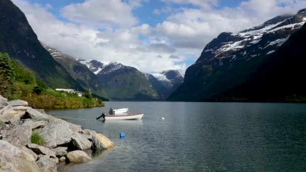 Bela natureza Noruega paisagem natural. lago lovatnet . — Vídeo de Stock