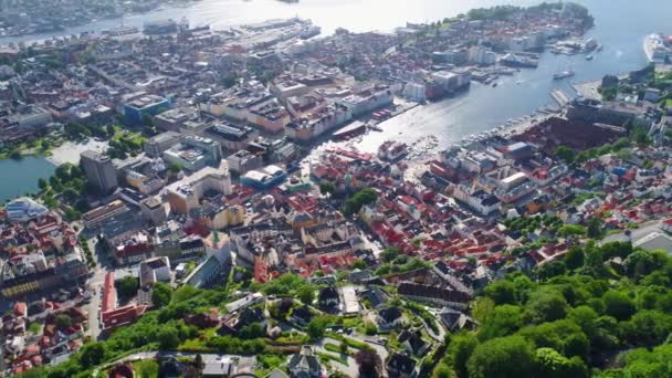 Bergen is een gemeente in de Noorse provincie Hordaland. Bergen is de op een na grootste stad van Noorwegen. Het uitzicht vanaf de hoogte van de vogelvlucht. Luchtvluchten met FPV-drone. — Stockvideo