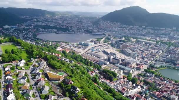 Bergen är en stad och kommun i Hordaland på Norges västkust. Bergen är Norges näst största stad. Utsikten från fågelflygningens höjd. Flyg FPV drönarflygningar. — Stockvideo