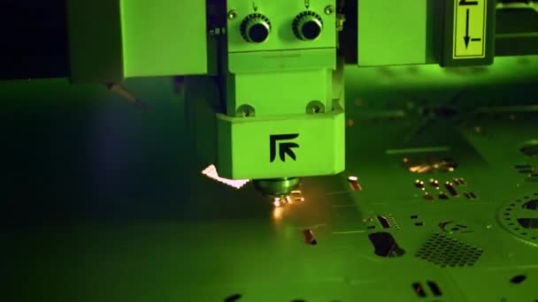 CNC laserové řezání kovu, moderní průmyslová technika. — Stock video