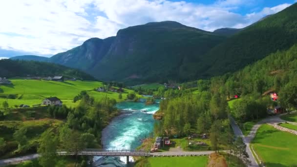 Hermosa naturaleza Noruega paisaje natural. Imágenes aéreas lovatnet lake . — Vídeo de stock
