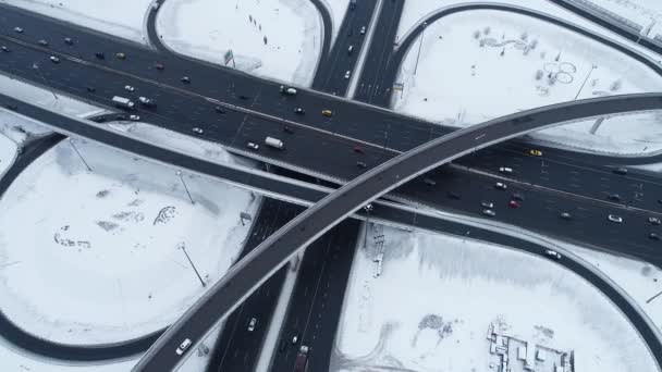 Вид с воздуха на пересечение автострады, покрытое снегом зимой . — стоковое видео