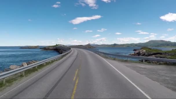 Conducir un coche en una carretera en Noruega Atlantic Ocean Road o Atlantic Road (Atlanterhavsveien) ha sido galardonado con el título de (Construcción noruega del siglo ). — Vídeos de Stock