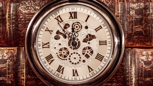 Antieke wijzerplaat close-up. Vintage zakhorloge. — Stockvideo