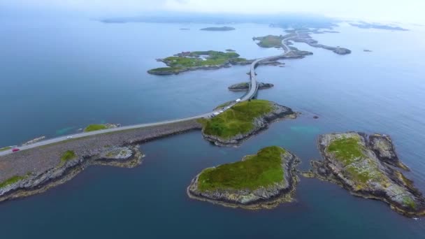 Vue aérienne Atlantic Ocean Road ou Atlantic Road (Atlanterhavsveien) a reçu le titre de (Construction norvégienne du siècle). La route classée comme Route Touristique Nationale . — Video