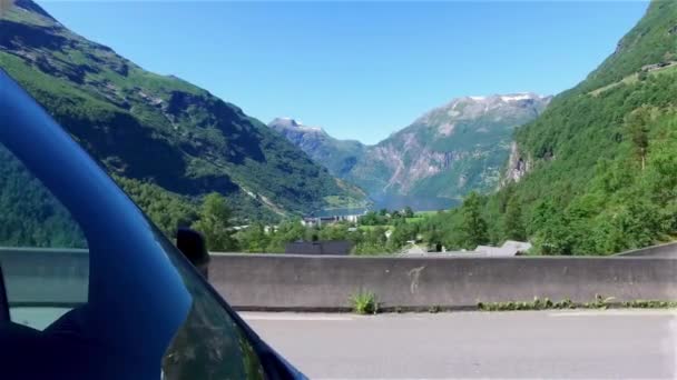 Pareja va en una carretera de montaña en Noruega geirangerfjord por Camper Van RV. Vacaciones en caravanas. Viaje de vacaciones en familia, viaje de vacaciones en autocaravana — Vídeos de Stock
