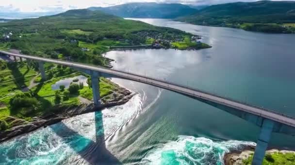 Whirlpools af malstrøm af Saltstraumen, Nordland, Norge udsigt Smuk natur. Saltstraumen er et lille stræde med en af de stærkeste tidevandsstrømme i verden . – Stock-video