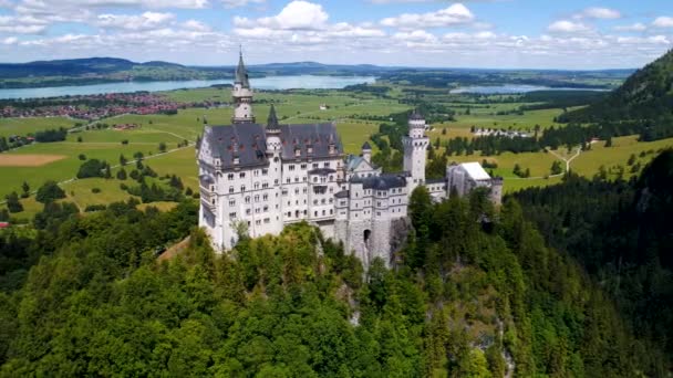 Castello di Neuschwanstein Alpi Bavaresi Germania. Voli aerei con drone FPV. — Video Stock