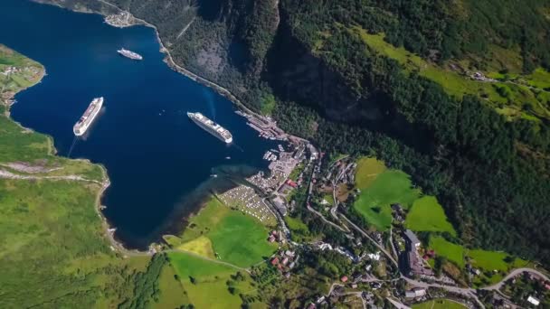 Geiranger Fiyort, Güzel Doğa Norveç Hava Görüntüleri. Storfjorden (Büyük Fiyort) 'un bir kolu olan Sunnylvsfjorden' den 15 km (9.3 mi) uzunluğunda bir daldır.). — Stok video