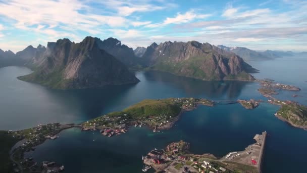 Las islas Lofoten es un archipiélago en el condado de Nordland, Noruega. Es conocido por un paisaje distintivo con espectaculares montañas y picos, mar abierto y bahías protegidas, playas y tierras vírgenes . — Vídeos de Stock