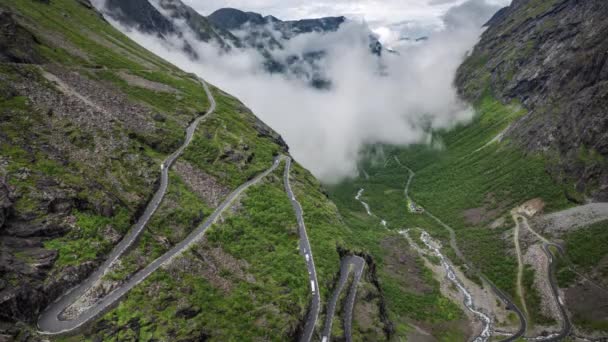 Timelapse Troll 's Path Trollstigen of Trollstigveien kronkelende bergweg in Noorwegen. — Stockvideo