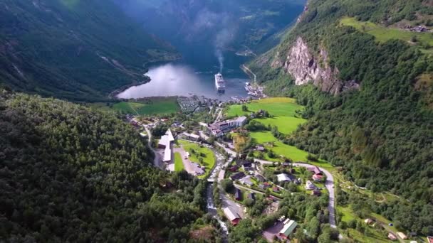 Geiranger Fjord, Beautiful Nature Noruega Aerial footage. Es una rama de 15 kilómetros (9.3 mi) de largo fuera del Sunnylvsfjorden, que es una rama fuera del Storfjorden (Gran fiordo) ). — Vídeos de Stock