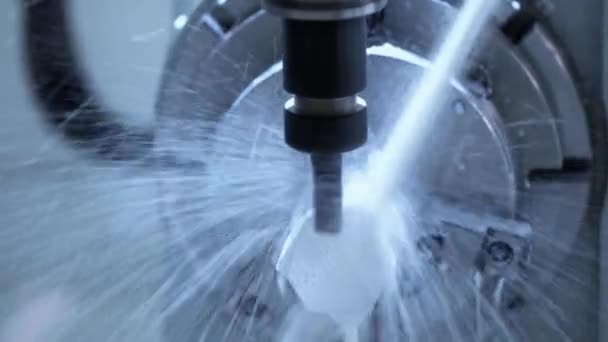 CNC-Fräsmaschine für Metallbearbeitung. Schneiden von Metall moderne Verarbeitungstechnologie. — Stockvideo