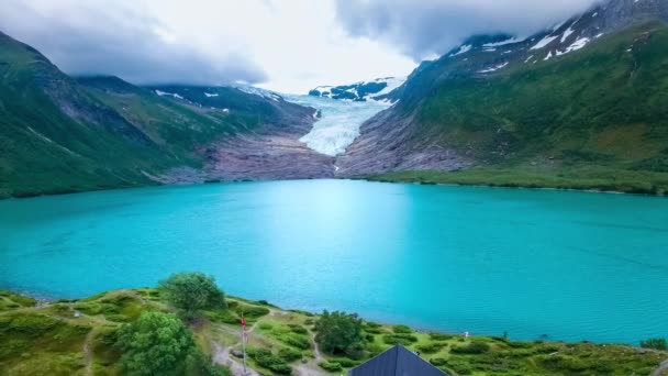 Norveç hava sahasında Svartisen Buzulu. Svartisen, Norveç 'in kuzeyinde yer alan iki buzul için kullanılan ortak bir terimdir. Buzuldaki su toplanır ve hidroelektrik üretimi için kullanılır.. — Stok video