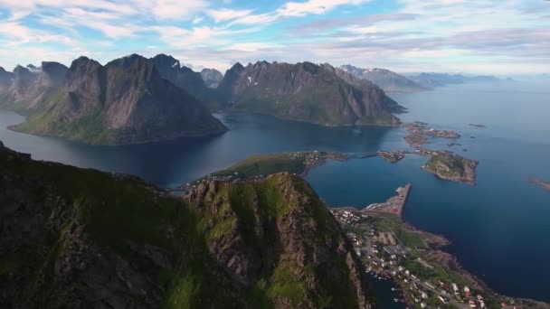 Lofoten är en skärgård i Nordland, Norge. Är känd för en distinkt natur med dramatiska berg och toppar, öppet hav och skyddade vikar, stränder och orörda marker. — Stockvideo