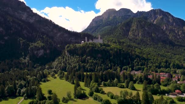 Slot Neuschwanstein Beierse Alpen Duitsland. Luchtvluchten met FPV-drone. — Stockvideo