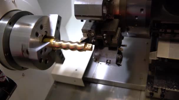 CNC frézka pro obrábění kovů. Řezání kovů moderní technologie zpracování. — Stock video