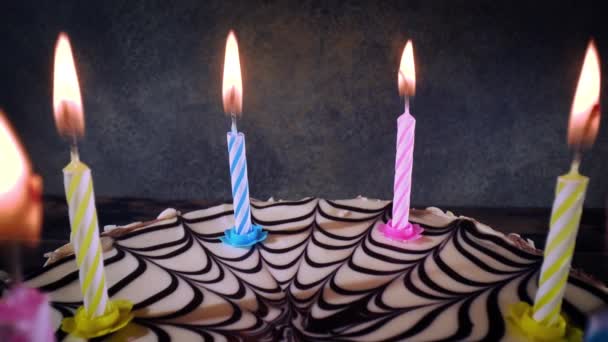 Velas no bolo de aniversário close-up. — Vídeo de Stock