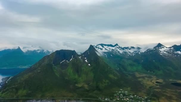 Mefjordvar, ilha Senja. Bela natureza Noruega paisagem natural fiorde . — Vídeo de Stock