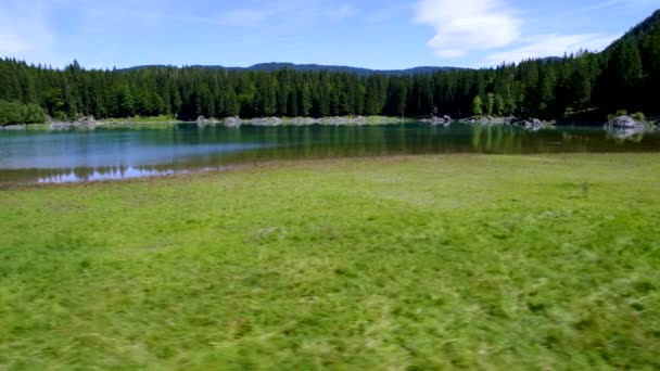 Lago di Fusine Superioreイタリアアルプス湖。空中FPVドローン飛行. — ストック動画