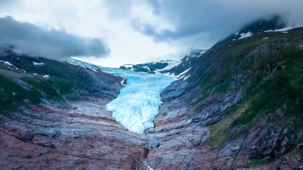 Svartisen Glacier στη Νορβηγία Αεροφωτογραφία. Svartisen είναι ένας συλλογικός όρος για δύο παγετώνες που βρίσκονται στη βόρεια Νορβηγία. Το νερό από τον παγετώνα συλλέγεται και χρησιμοποιείται για παραγωγή υδροηλεκτρικής ενέργειας. — Αρχείο Βίντεο